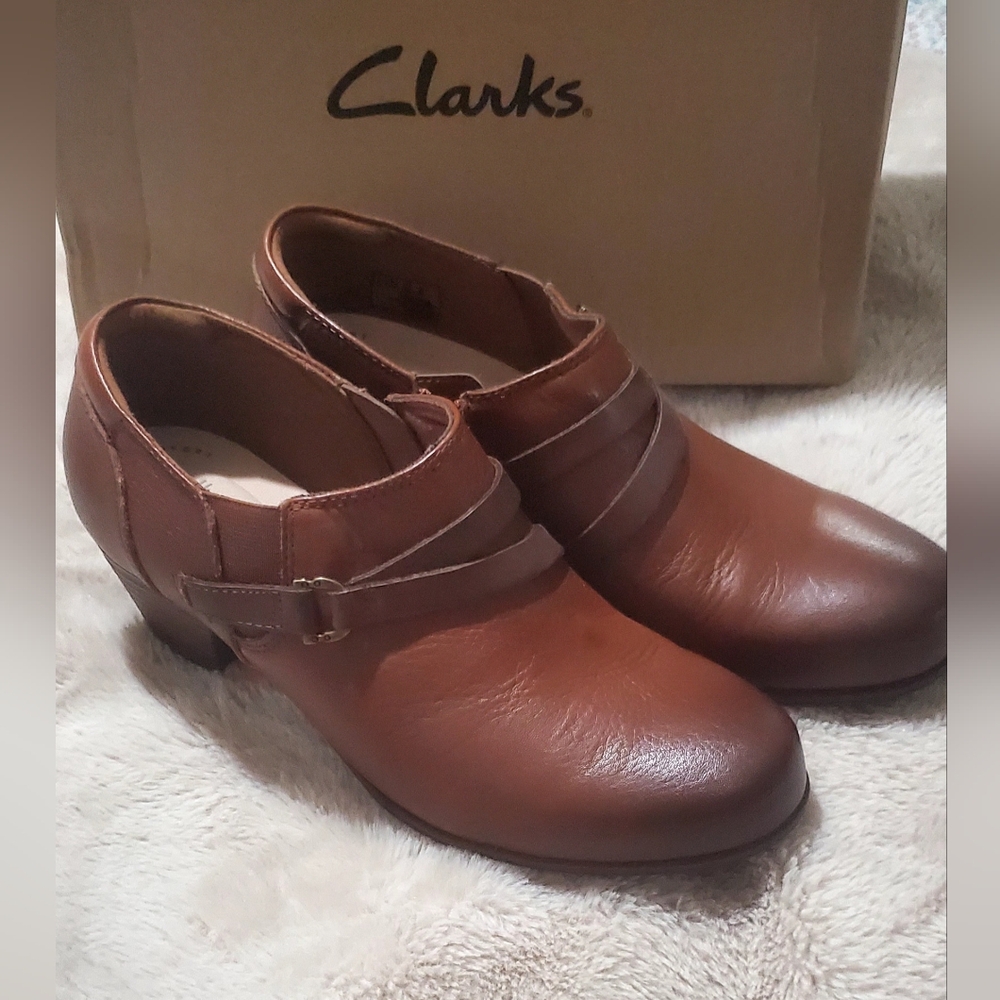 New Size 8 Clark's Leather Heeled Bootie - Picture 13 of 15